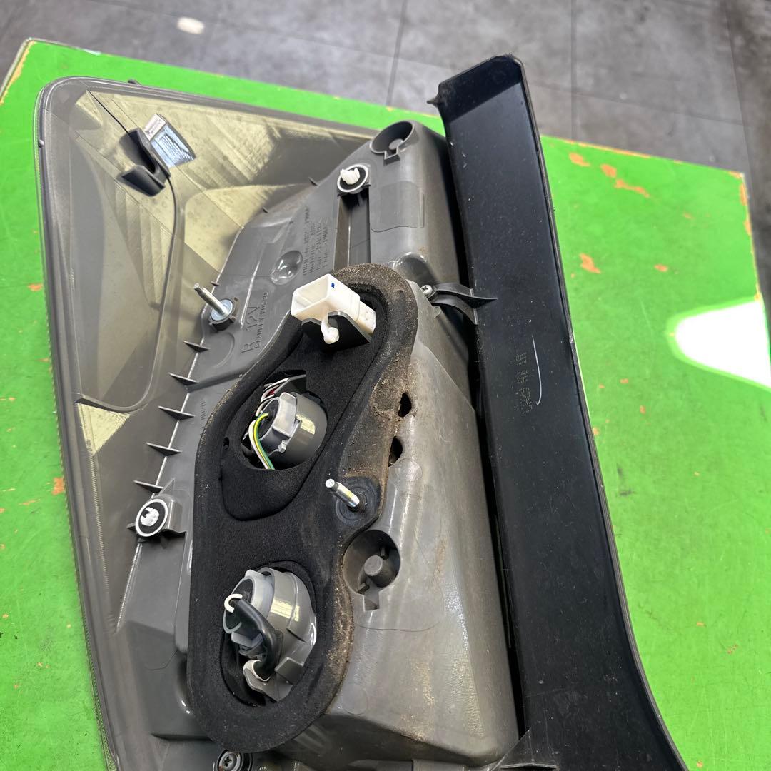 トヨタ　プリウス　30 後期　テールランプ　テールライト　左右セット　中古品