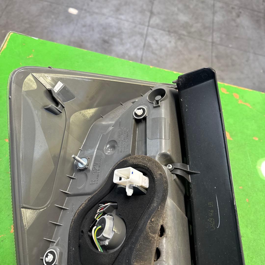 トヨタ　プリウス　30 後期　テールランプ　テールライト　左右セット　中古品