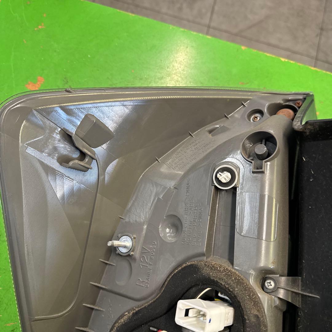 トヨタ　プリウス　30 後期　テールランプ　テールライト　左右セット　中古品