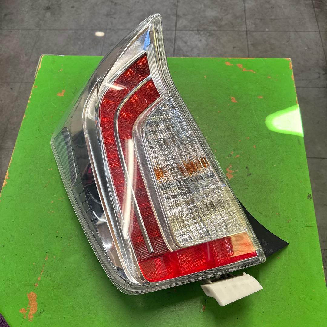 トヨタ　プリウス　30 後期　テールランプ　テールライト　左右セット　中古品