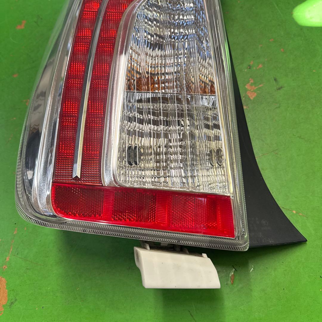 トヨタ　プリウス　30 後期　テールランプ　テールライト　左右セット　中古品
