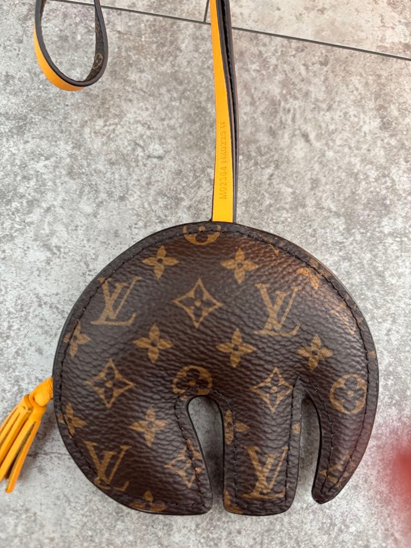 Louis Vuitton ルイヴィトン　象型レザー チャーム