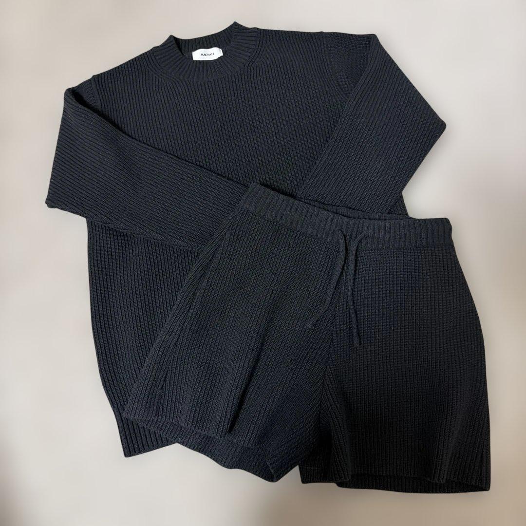 machatt黒オーバーサイズニットセーター とショートパンツ