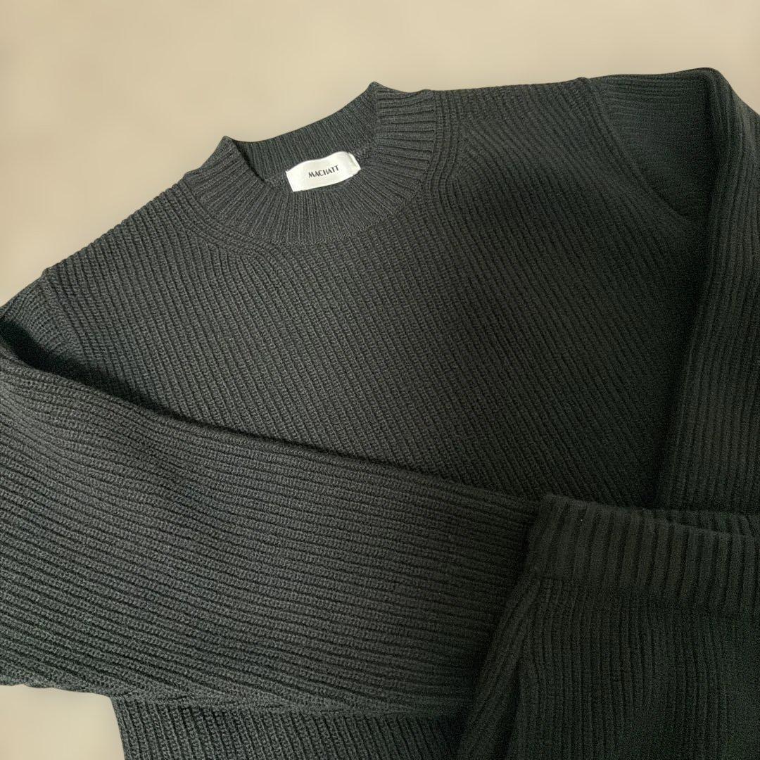 machatt黒オーバーサイズニットセーター とショートパンツ