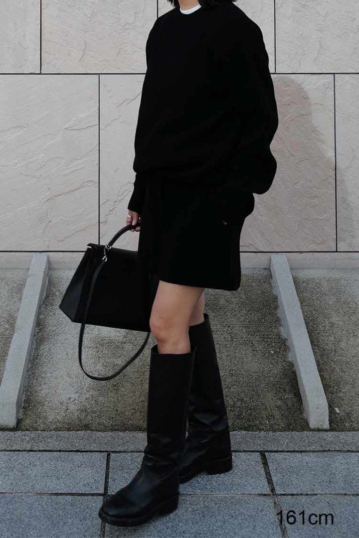 machatt黒オーバーサイズニットセーター とショートパンツ