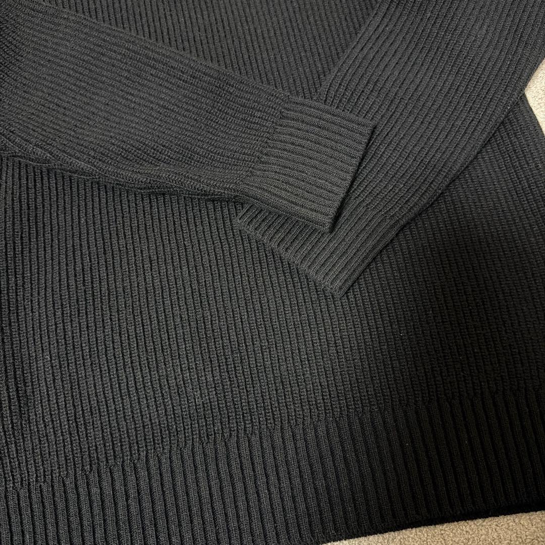 machatt黒オーバーサイズニットセーター とショートパンツ