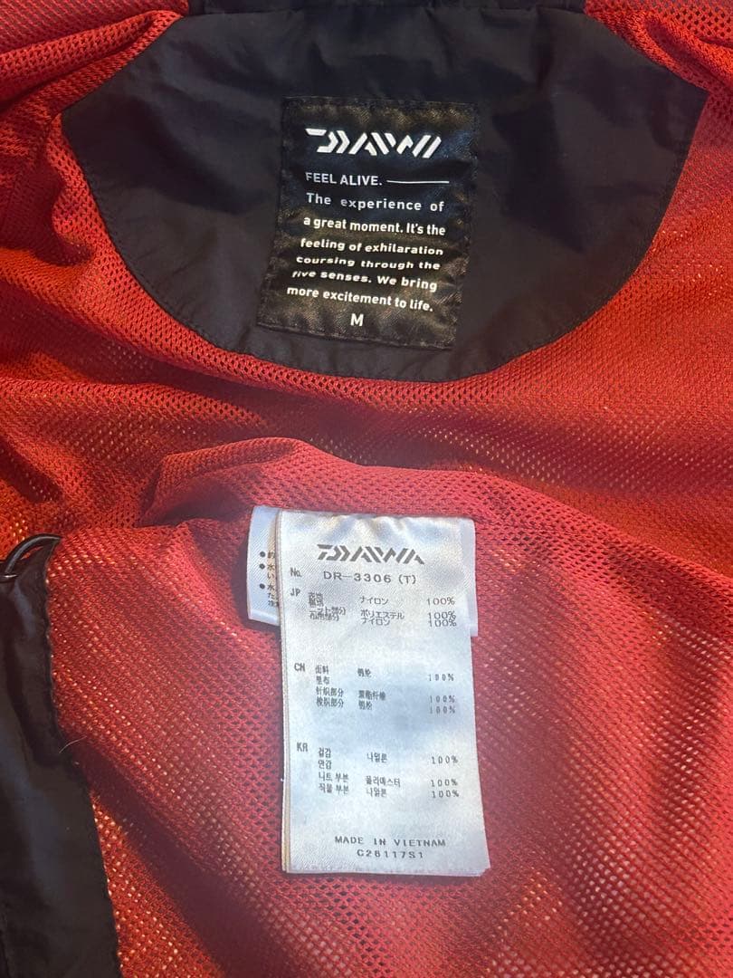 美品　DAIWA レインマックスM ブラック/レッド/カモフラ　レインスーツ