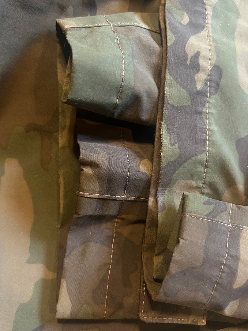 美品　DAIWA レインマックスM ブラック/レッド/カモフラ　レインスーツ