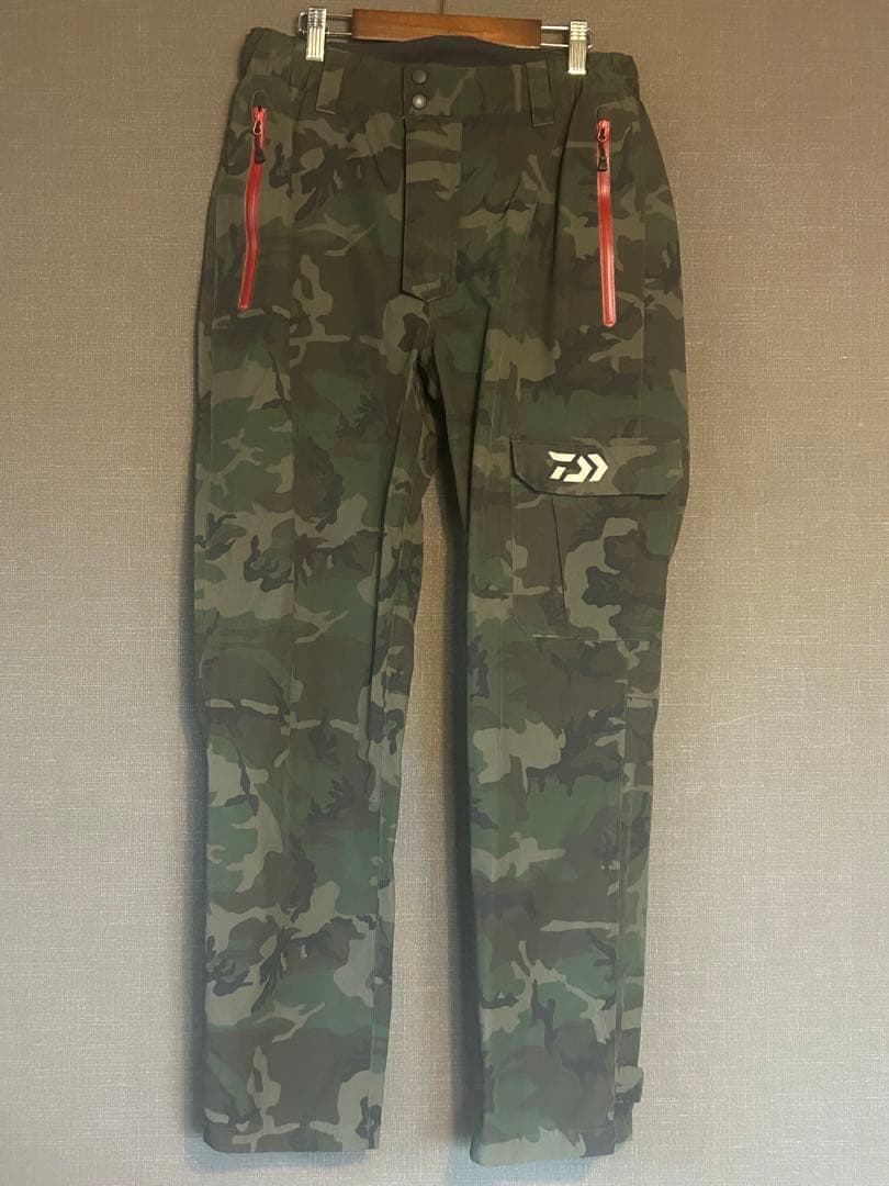 美品　DAIWA レインマックスM ブラック/レッド/カモフラ　レインスーツ