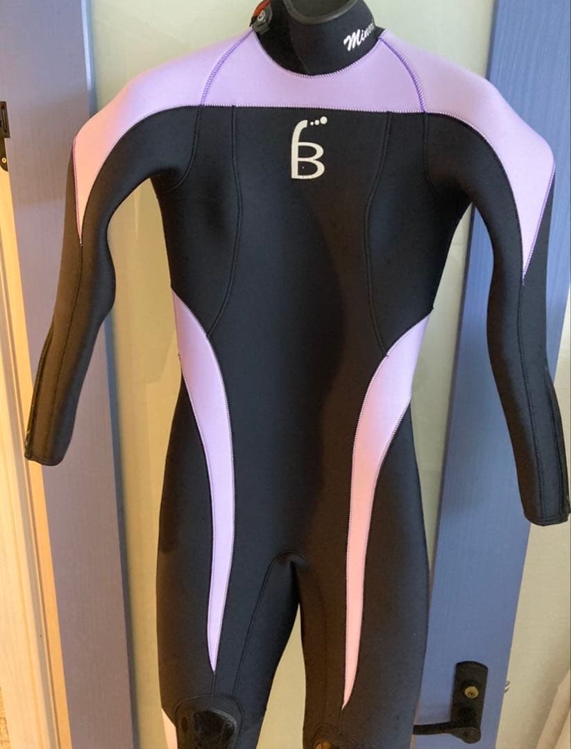 ウェットスーツ 帽子(新品)、説明書、ハンガー、保管用のカバー付き