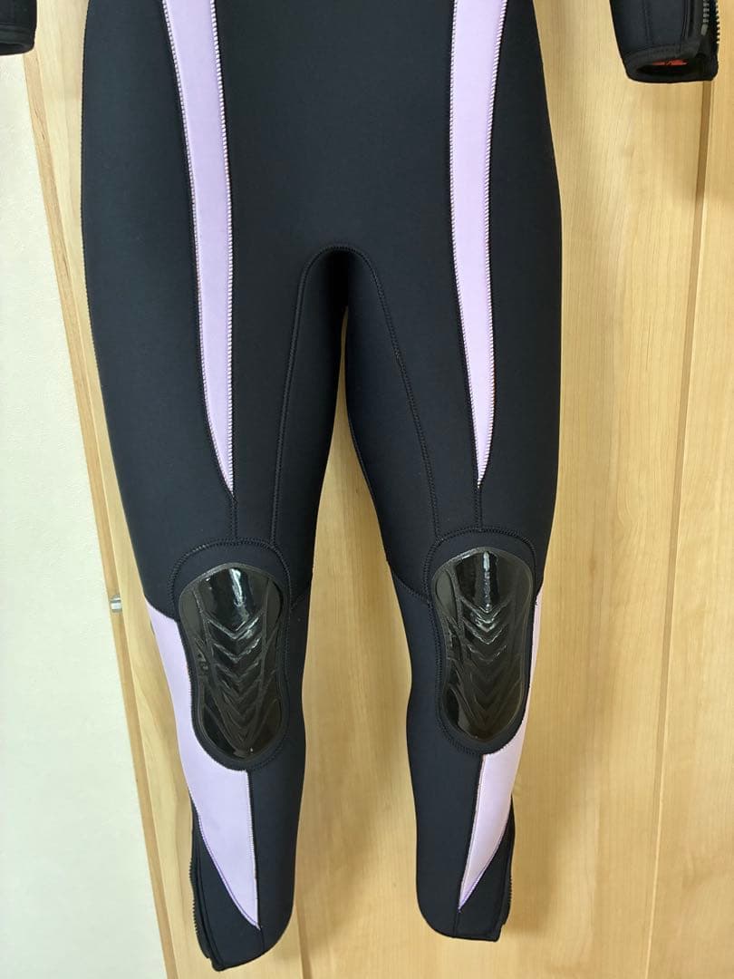 ウェットスーツ 帽子(新品)、説明書、ハンガー、保管用のカバー付き