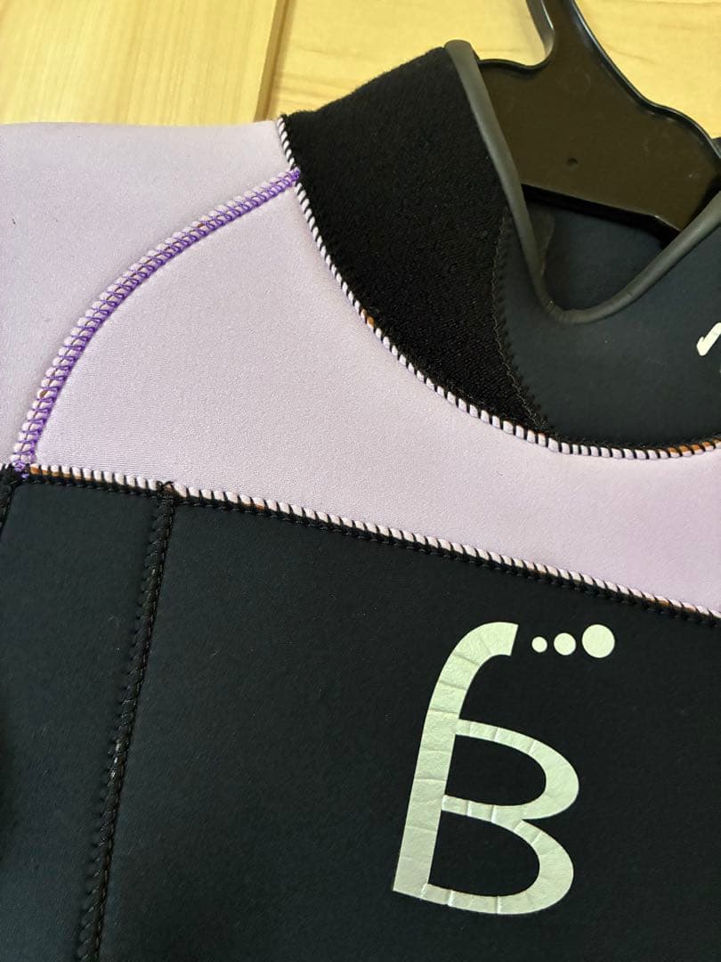 ウェットスーツ 帽子(新品)、説明書、ハンガー、保管用のカバー付き