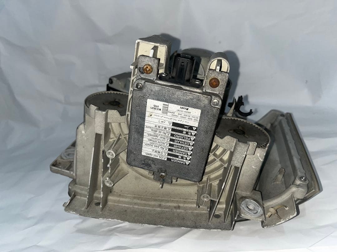 中古いすゞHID 純正 右ヘッドライト KOITO 110-21872