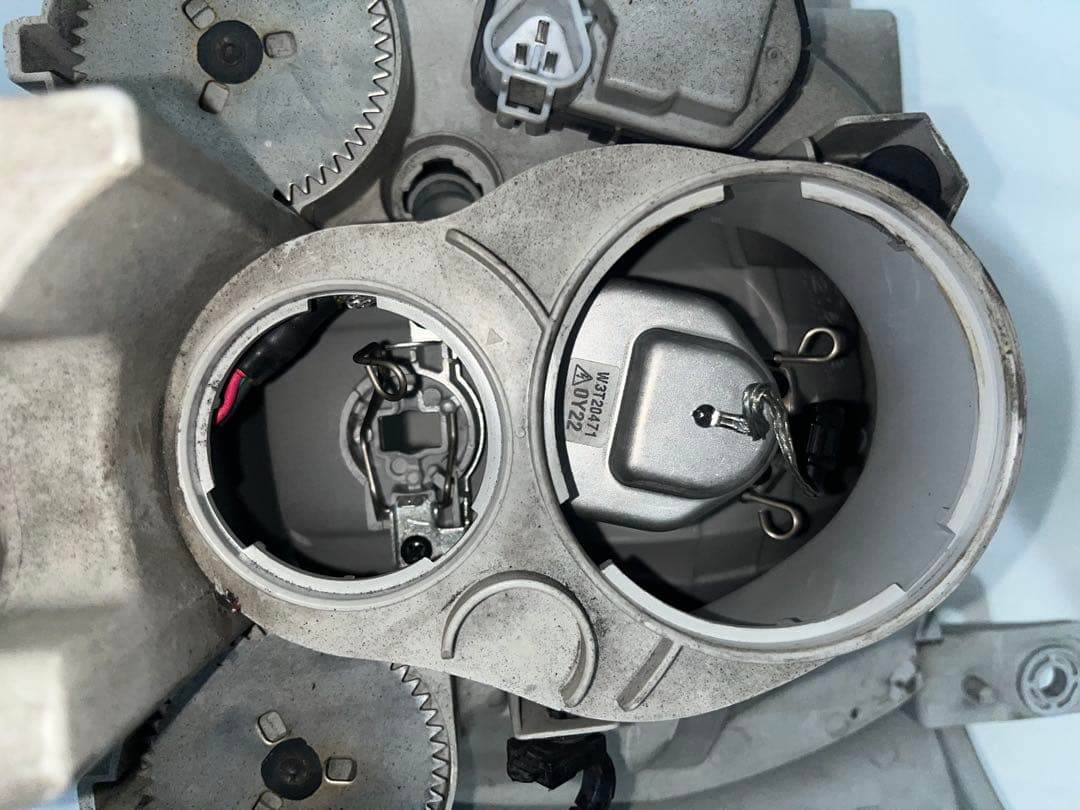 中古いすゞHID 純正 右ヘッドライト KOITO 110-21872