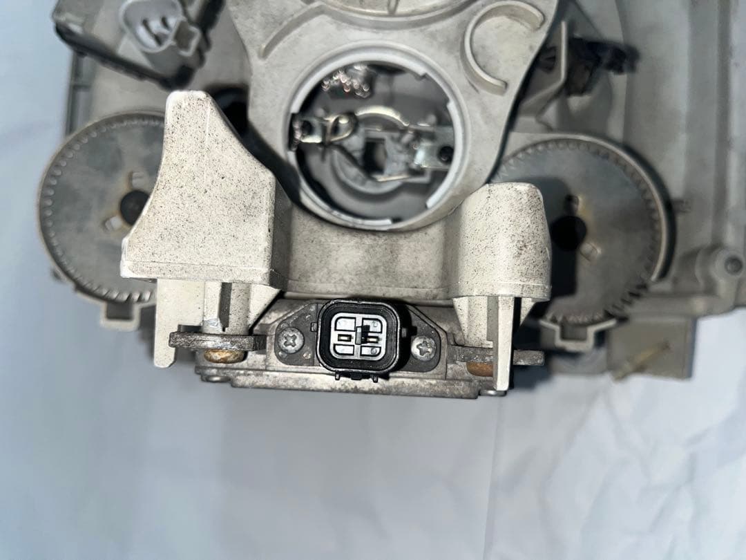 中古いすゞHID 純正 右ヘッドライト KOITO 110-21872