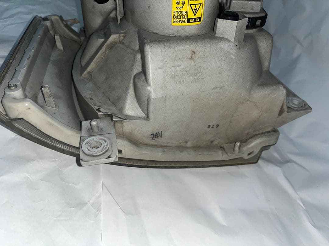 中古いすゞHID 純正 右ヘッドライト KOITO 110-21872