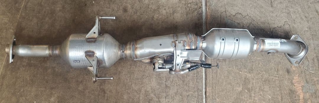 新品　純正　プリウス　50 触媒　エキゾーストパイプ　フロントパイプ 2