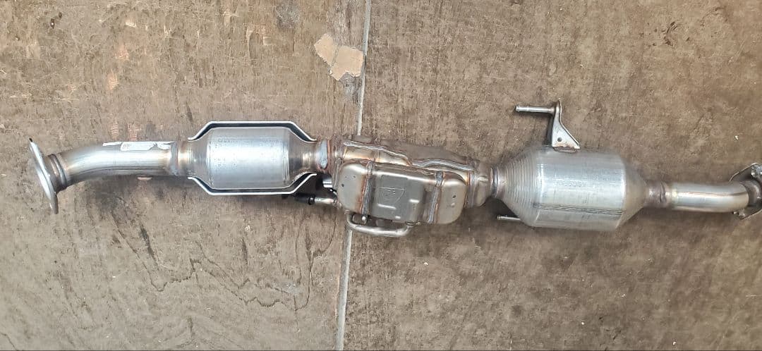 新品　純正　プリウス　50 触媒　エキゾーストパイプ　フロントパイプ 2