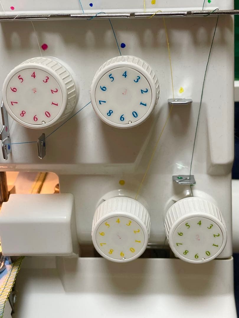 アックスヤマザキ 2本針4本糸ロックミシン　　別売り押さえ4個付き