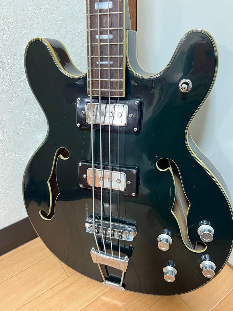 Burns AG-4？ エレキベース ダークグリーン