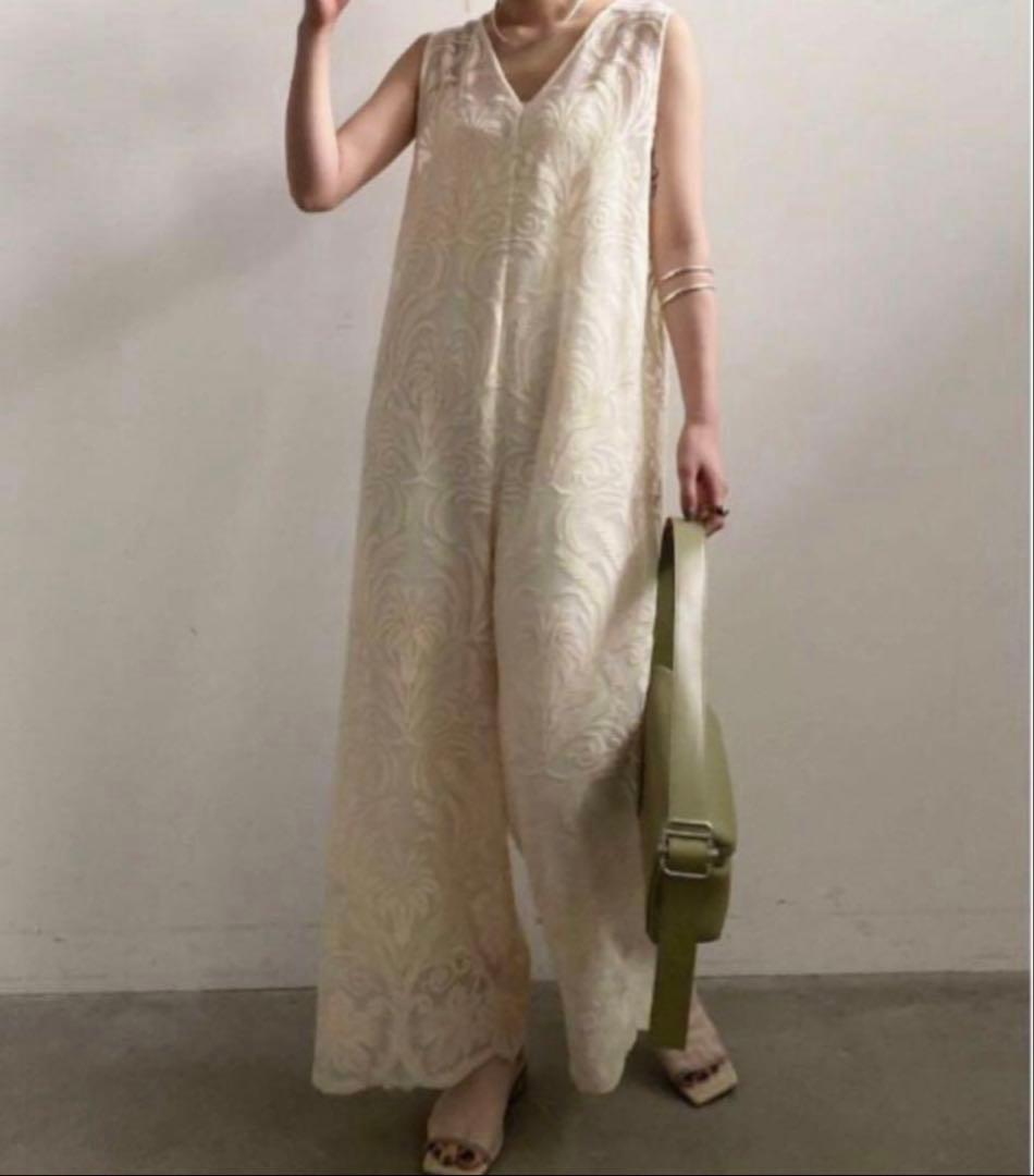 Ameri｜CHLOE V NECK ROMPERS