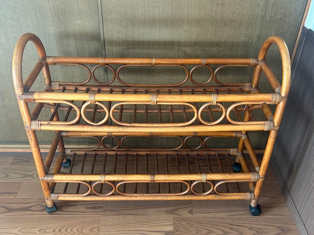 キャスター付きのラタン製2段ラック