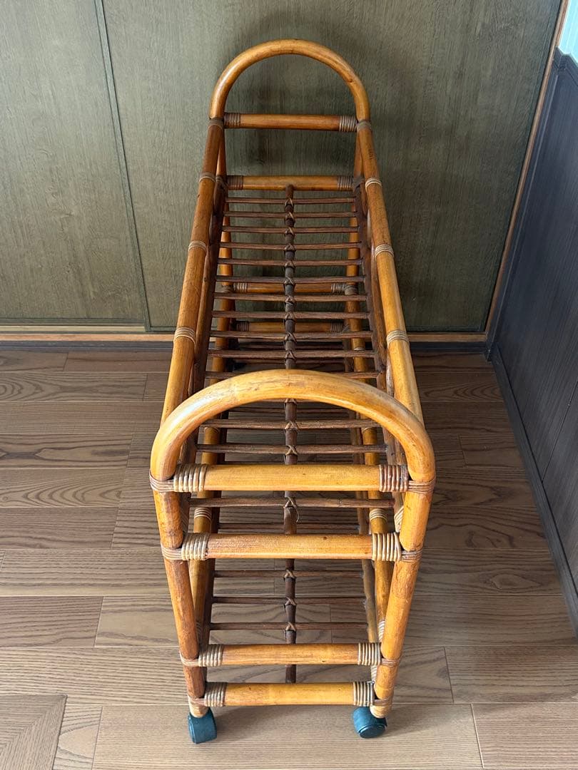 キャスター付きのラタン製2段ラック