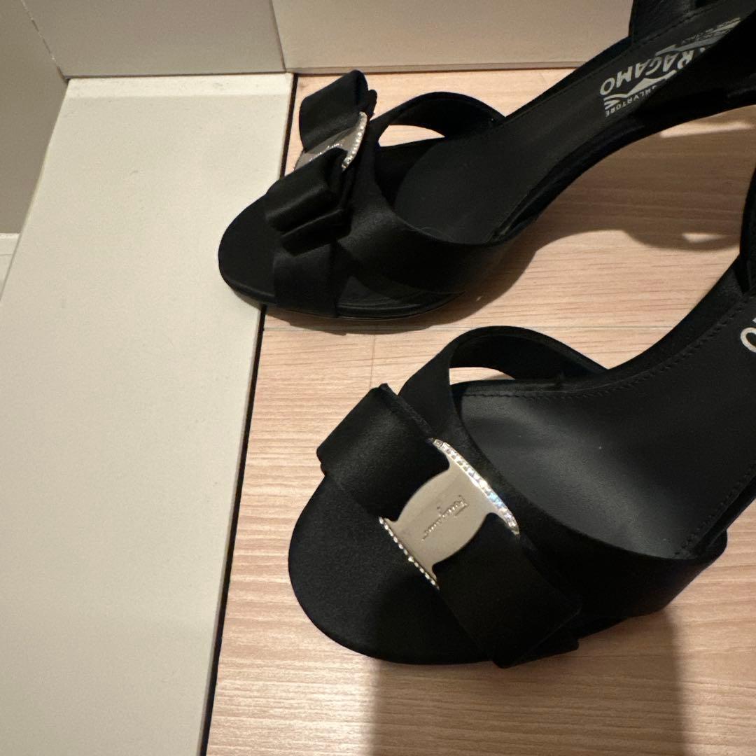 Ferragamo ブラック リボンサンダル ヒール フェラガモ