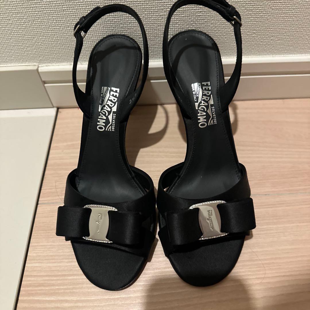 Ferragamo ブラック リボンサンダル ヒール フェラガモ