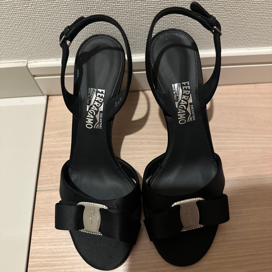 Ferragamo ブラック リボンサンダル ヒール フェラガモ