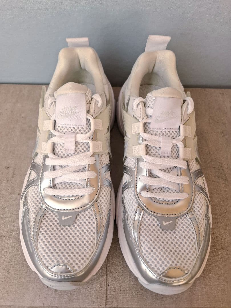 【美品】NIKE V2k Run ホワイト/メタリックシルバー 24cm