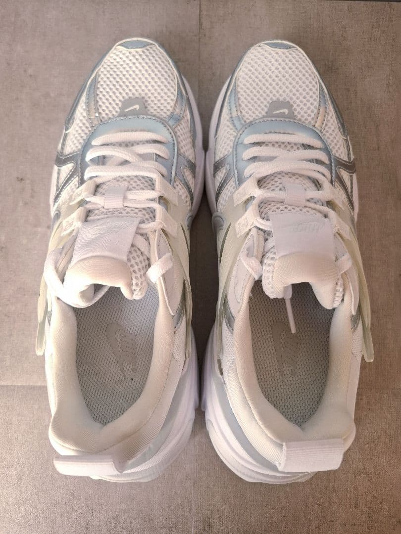 【美品】NIKE V2k Run ホワイト/メタリックシルバー 24cm