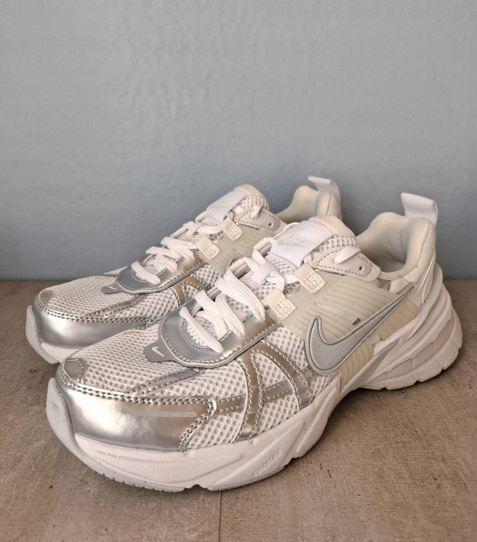 【美品】NIKE V2k Run ホワイト/メタリックシルバー 24cm
