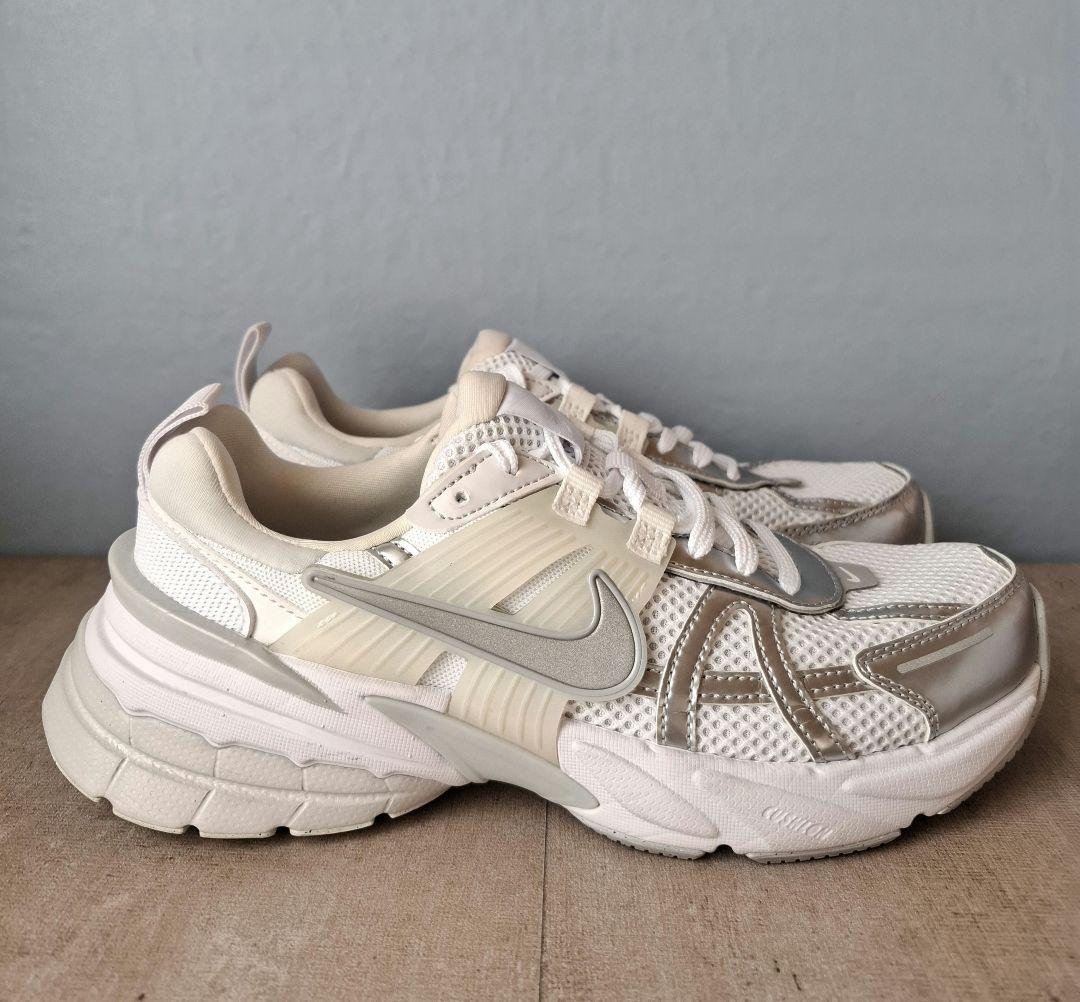 【美品】NIKE V2k Run ホワイト/メタリックシルバー 24cm