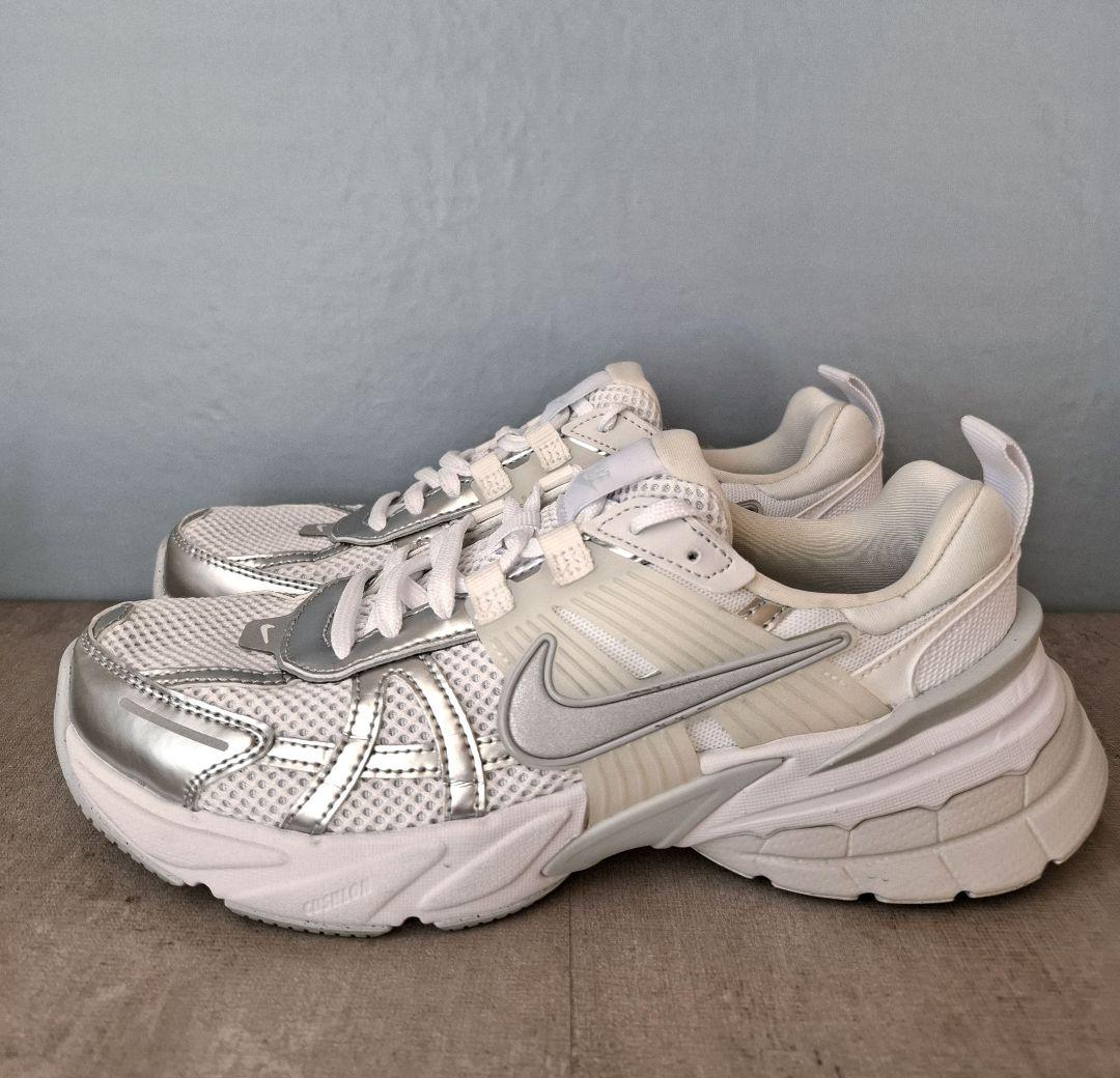 【美品】NIKE V2k Run ホワイト/メタリックシルバー 24cm