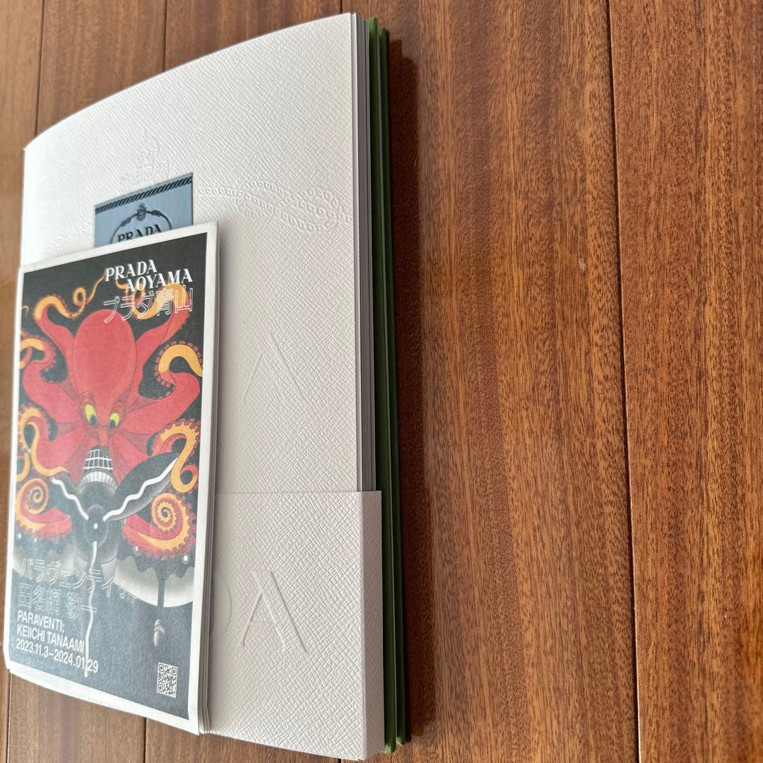 プラダ　マガジン