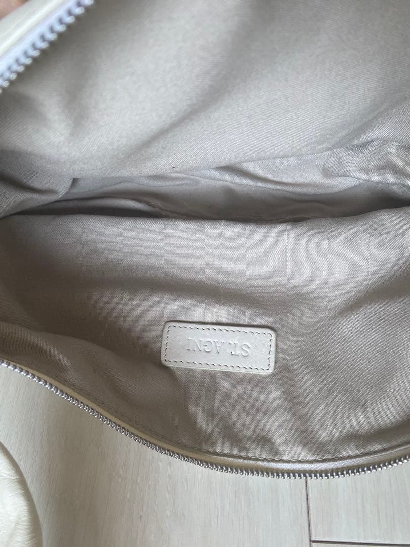 ST. AGNI ソフトレザーショルダーバッグ　アイボリー