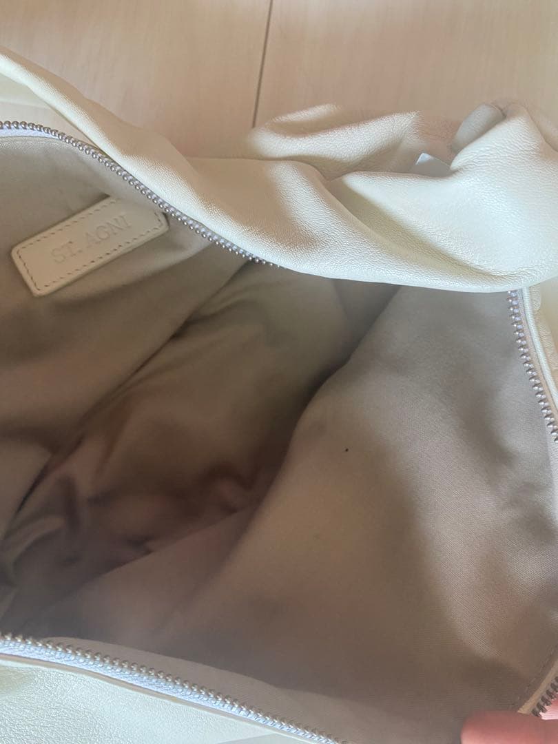 ST. AGNI ソフトレザーショルダーバッグ　アイボリー