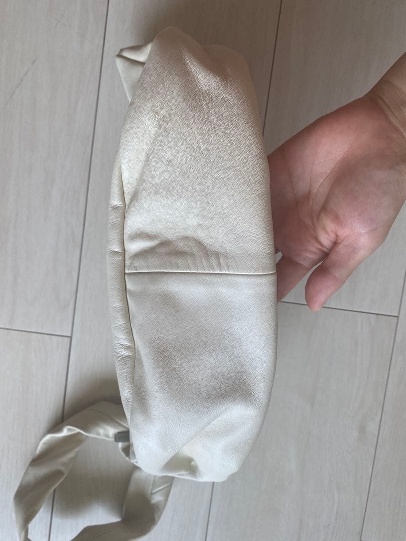 ST. AGNI ソフトレザーショルダーバッグ　アイボリー