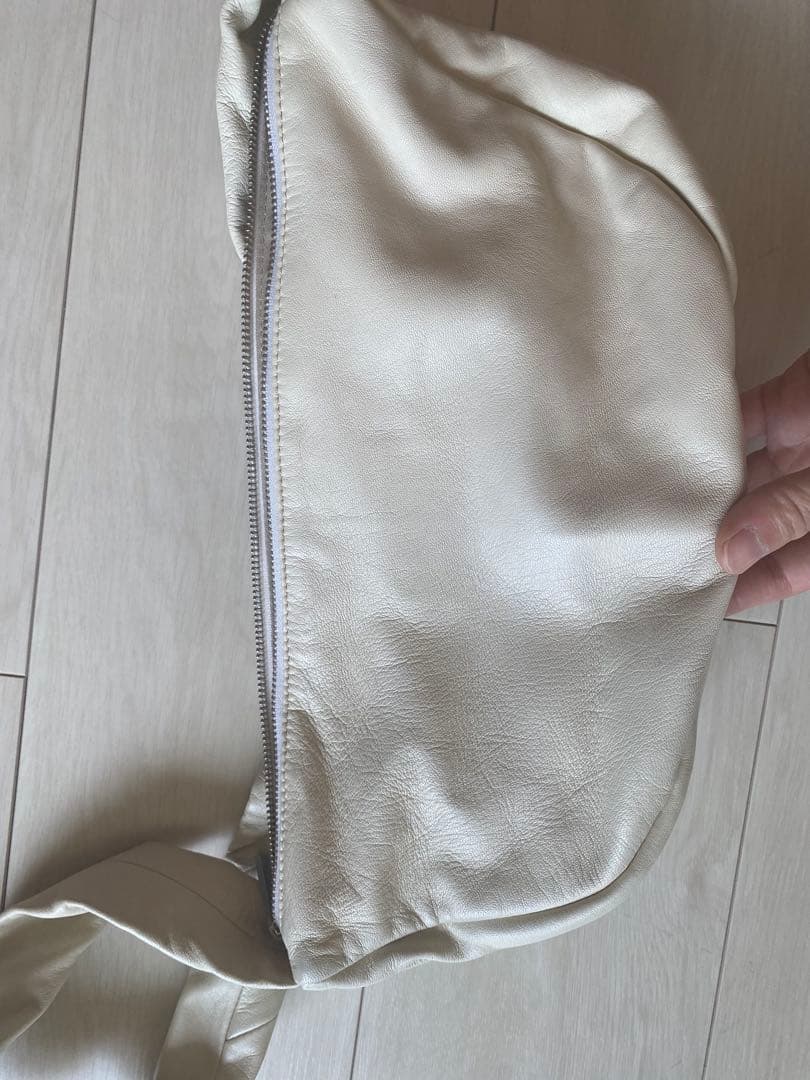 ST. AGNI ソフトレザーショルダーバッグ　アイボリー