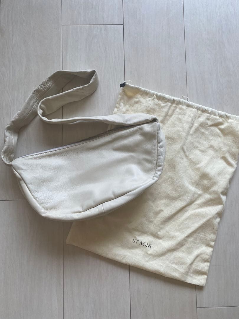 ST. AGNI ソフトレザーショルダーバッグ　アイボリー