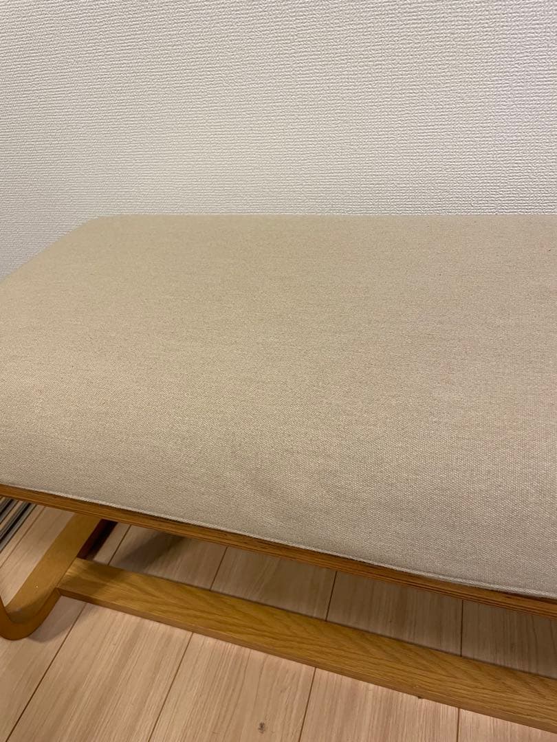 無印　リビングでもダイニングでもつかえるベンチオーク材　ベージュの布製ベンチ