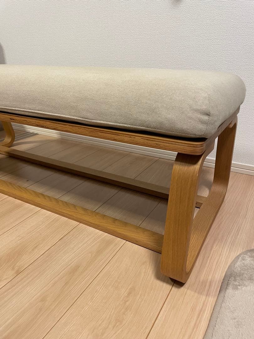 無印　リビングでもダイニングでもつかえるベンチオーク材　ベージュの布製ベンチ