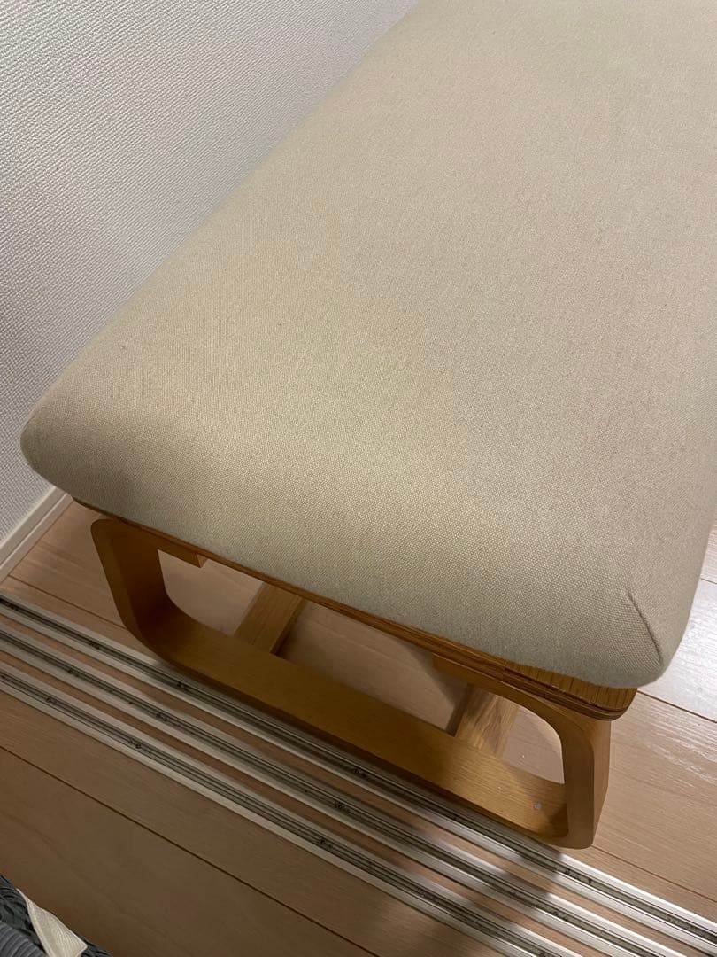 無印　リビングでもダイニングでもつかえるベンチオーク材　ベージュの布製ベンチ