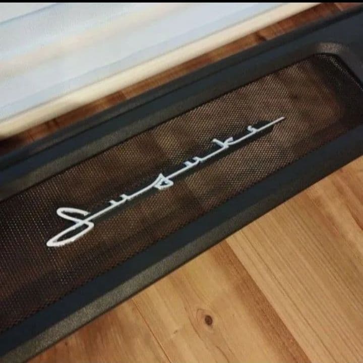 JB64JB74ジムニーシエラノマド　チッピンググリル+黒極小網筆記体エンブレム