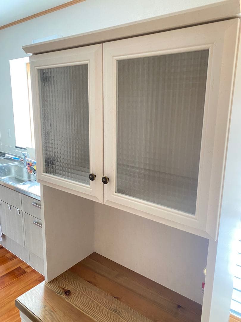 【送料込み】B-company カントリー調食器棚 ガラス扉 コンセント3口