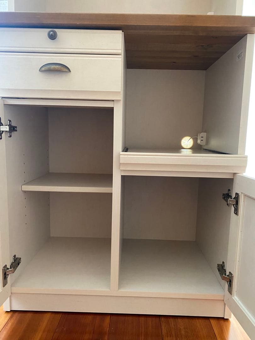 【送料込み】B-company カントリー調食器棚 ガラス扉 コンセント3口