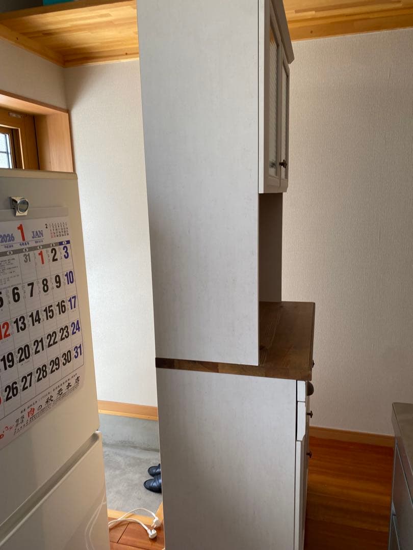 【送料込み】B-company カントリー調食器棚 ガラス扉 コンセント3口