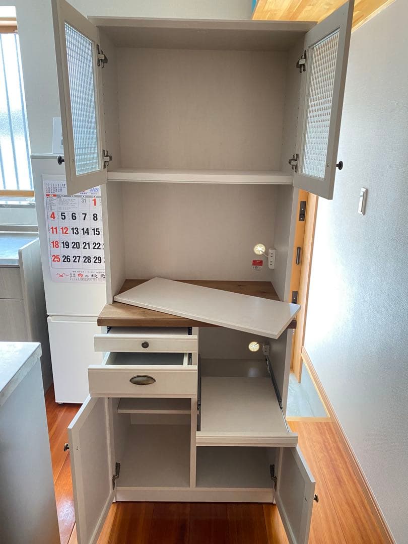 【送料込み】B-company カントリー調食器棚 ガラス扉 コンセント3口