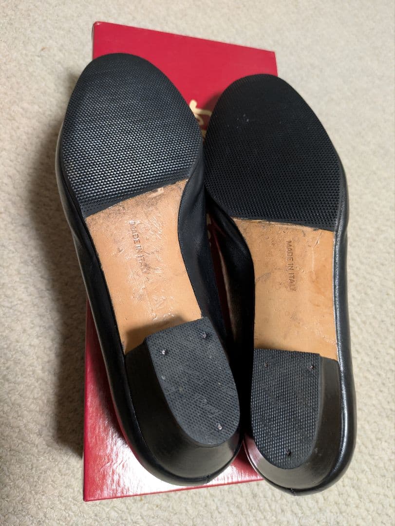 サルバトーレ フェラガモ 黒　ヴァラ　リボン フラットパンプス　 24.5cm